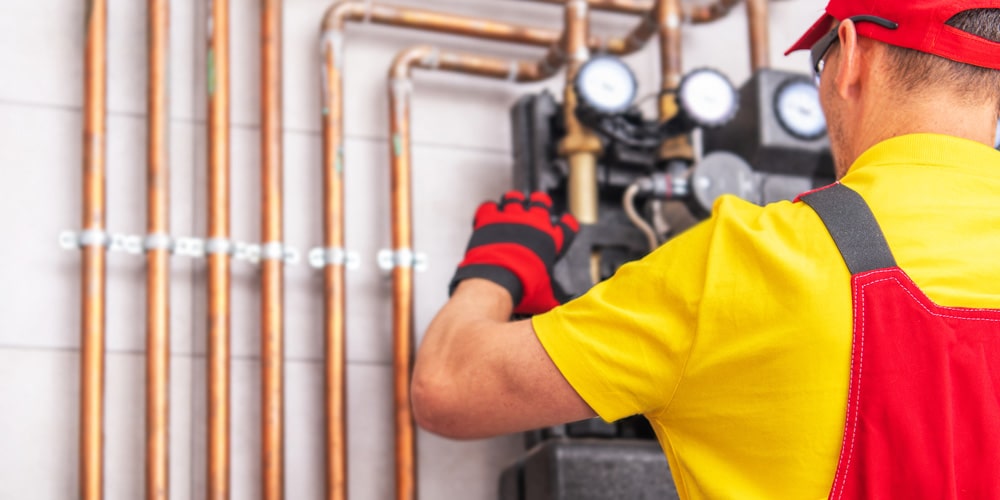 Techniker prüft und wartet ein Heizungssystem